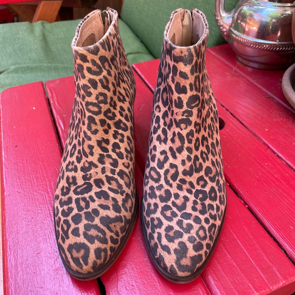 Seychelles leopard print leather booties size 8.5